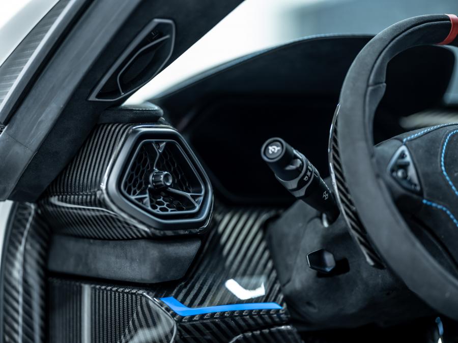 Детали интерьера Zenvo TSR-S 2020 года  (фото 11 из 17)